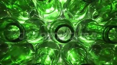 空的绿色啤酒瓶，白色背景的顶部视图，