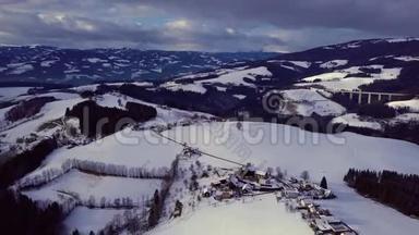 森林和山脉，远离大城市的房屋和道路.. 奥地利的冬天。