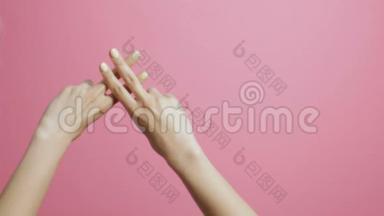 一个<strong>女孩</strong>的交叉手指在粉红色的工作室背景下，手显示标签形状，概念<strong>社交网络</strong>，索引，屏幕