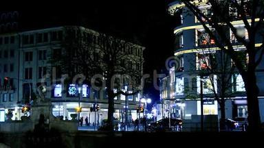 欧洲老城夜景中的商店和古色古香的建筑. 夜城生活缓慢