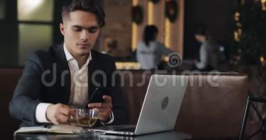 在咖啡馆工作的年轻商人。 使用智能手机和笔记本电脑的<strong>自由职业者</strong>。 成功的职业生涯，IT，<strong>自由职业者</strong>的概念。