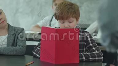 孩子<strong>上课</strong>时使用智能手机，把它藏在笔记本里