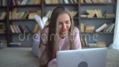 那个学生女孩用笔记本电脑。 年轻漂亮的女孩在使用笔记本电脑的社交网络中通信。 4k青年