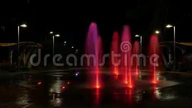 城市中一个夜晚发光的行人喷泉的<strong>时间</strong>推移<strong>视频</strong>。 水射流在地面的上方猛扑。 美丽美丽