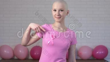幸福的乳腺癌幸存者女士指出乳腺癌意识丝带-乳腺癌意识概念