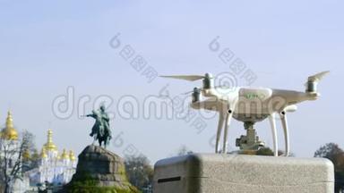 无人机在纪念碑前起飞