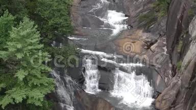 佐治亚州，塔卢拉瀑布，近距离观赏卢奥瀑布的上半部和水流
