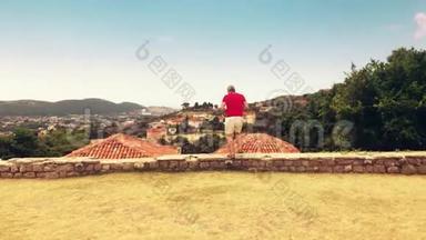 男子度假时在黑山拍摄古建筑照片