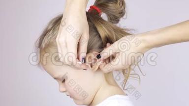 女人用棉签清洁女儿`耳朵