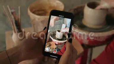智能手机上记录陶匠如何在陶轮上工作的视频