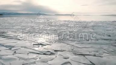 冰冻湖泊或河流的北部景观.. 近岸冰沙，远山天涯..