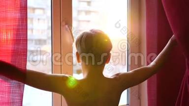 那家伙一大早<strong>就来</strong>到窗户前，拉开窗帘。 太阳`光线穿过玻璃。