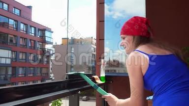 大肚女人用专用工具擦窗用布擦干净