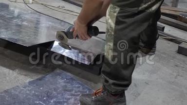 <strong>锁匠</strong>在白色防护手套磨床上切割闪亮金属的制造。 特写