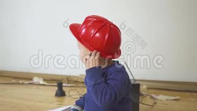 带<strong>安全</strong>帽和建筑工具的<strong>儿童</strong>