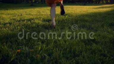 快乐的年轻女人在公园里<strong>奔跑</strong>，在绿草中<strong>奔跑</strong>。