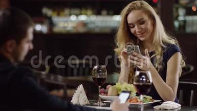 餐厅约会时使用智能手机的现代情侣