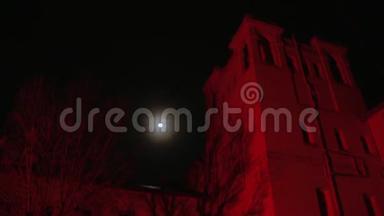 红色鬼屋和满月