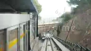 巴塞罗那隧道的交通运输。 高速公路。 下去吧