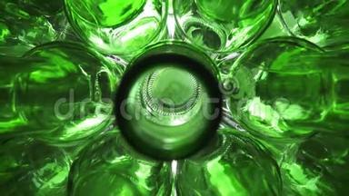 空的绿色啤酒瓶，白色背景的顶部视图，