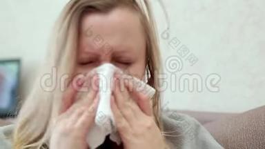 那个女人用纸手帕吹鼻子。 她感冒，头痛