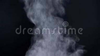 特写镜头的大蒸气烟雾与喷雾飞行在黑色背景。