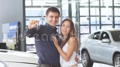 幸福<strong>的爱人</strong>拥抱在他们<strong>的</strong>新豪华汽车附近<strong>的</strong>经销商。