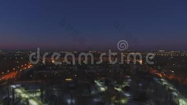 <strong>高清无人机</strong>空中拍摄夜间工业城市。 道路