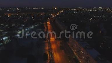 夜间无人驾驶飞机沿<strong>交通道路</strong>对夜间城市进行空中拍摄