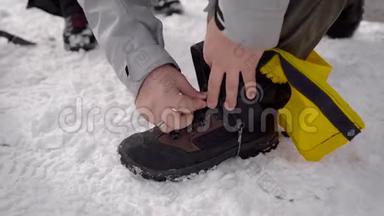 两个人去探险. 专业的徒步旅行<strong>靴子</strong>和裤腿有助于在<strong>雪地</strong>里移动。