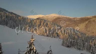 冬季在山<strong>地滑</strong>雪场乘坐缆车和松树。 山峦上长满了白雪。