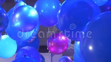 派对上的蓝色气球在夜总<strong>会</strong>的灯光下点燃音乐。 晚<strong>会理</strong>念、节日气氛