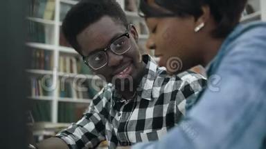 年轻的非洲夫妇在图书馆准<strong>备考</strong>试。