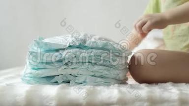 小孩玩婴儿尿布在一堆，婴儿，背景，尿布