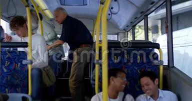 女乘客在4k公交车上一边喝咖啡一边用手机