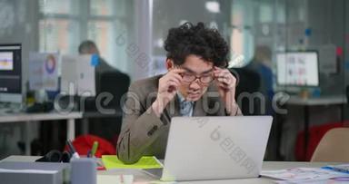 年轻的亚洲<strong>网页设计师</strong>戴眼镜