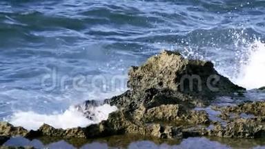 海浪<strong>拍打</strong>海岸. 行动。 波浪冲击岩石。 海浪<strong>拍打</strong>在小岩石上
