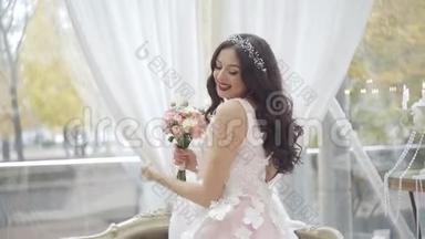 一个穿着<strong>婚</strong>纱的快乐新娘在和她的<strong>婚</strong>礼花束跳舞。 穿着漂亮粉<strong>红色</strong>连衣裙的年轻女孩。