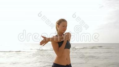 年轻女子<strong>在</strong>海滩上放松和日光浴。 美丽的<strong>女人在做瑜伽</strong>，站<strong>在</strong>沙滩上摆出海景