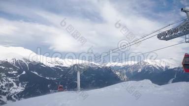 冬天的全景，滑雪电梯和雪覆盖的山在一个阳光明媚的日子。 山脉滑雪电梯在行动。