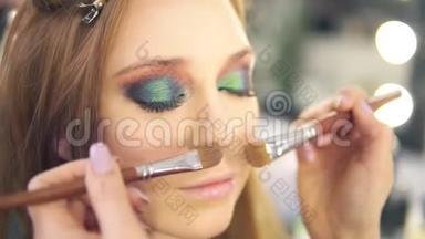 化妆师用粉底和两把刷子给这个年轻女人做鼻子的结构。 眼睛补完了.. 关门