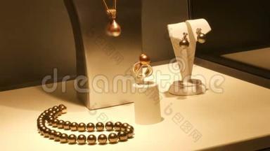 珠宝店橱窗里摆着以黄金、白银、珍珠为原料的昂贵豪华珠宝柜台