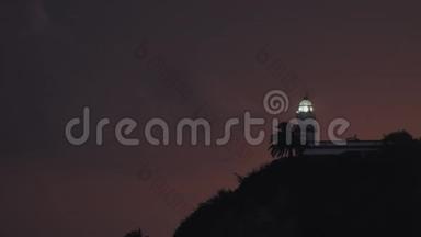 卡拉拉的海上灯塔在夜间转动，发出光线。 西班牙。