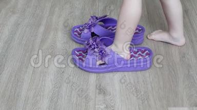 一个小孩穿着成人大运动鞋在房子里走来走去，成人拖鞋在孩子`脚上，回家