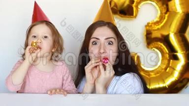 生日派对上妈妈和孩子快乐。 母亲她的女儿在白色的背景上微笑和<strong>笑声</strong>。 3年。 家庭和