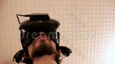 自拍在3D虚拟现实眼镜。 从上面看，然后相机移动在前面的脸做自拍。