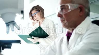 医科大学实验室的人用显微镜