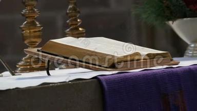 这本伟大的牧师的书躺在古老的天主教会的祭坛上