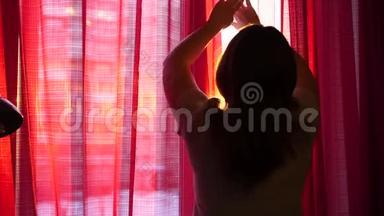 快乐的少女来到窗前，拉开窗<strong>帘</strong>.. 太阳`光<strong>线</strong>穿过窗户，照亮了房间
