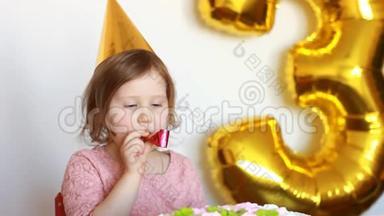可爱的小女孩，蛋糕和派对。 有趣的快乐孩子生日快乐。 儿童假期`概念.. 3年
